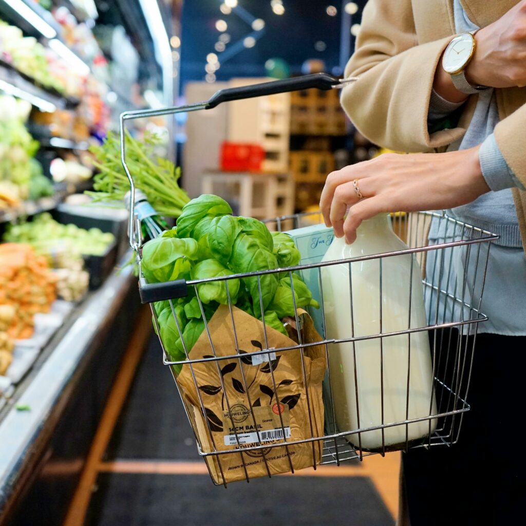Boodschappen mand met boodschappen